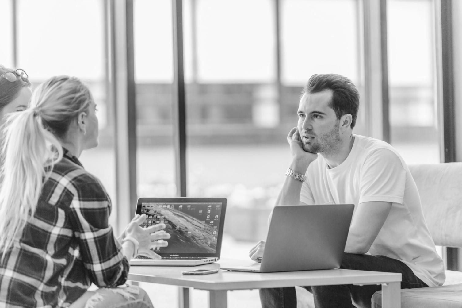 Séance de formation financière avec interaction entre formateur et participants